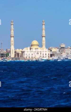 Ägypten, Gouvernement des Roten Meeres, Hurghada, Blick auf die Küstenstadt mit Moschee im Hintergrund Stockfoto