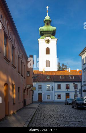 Tschechische Republik, Südböhmische Region, Ceske Budejovice, Altstadtstraße vor der Kirche der Präsentation der Heiligen Jungfrau Maria Stockfoto