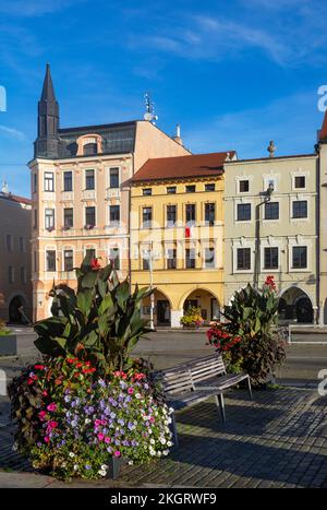 Tschechische Republik, Südböhmische Region, Ceske Budejovice, Platz Premysl Otakar II mit Reihenhäusern im Hintergrund Stockfoto