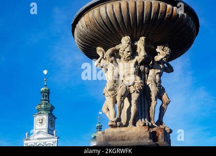 Tschechische Republik, Südböhmische Region, Ceske Budejovice, Samson-Brunnen auf dem Platz Premysl Otakar II mit Rathausturm im Hintergrund Stockfoto