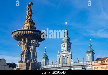 Tschechische Republik, Südböhmische Region, Ceske Budejovice, Samson-Brunnen auf dem Platz Premysl Otakar II mit Rathaus im Hintergrund Stockfoto