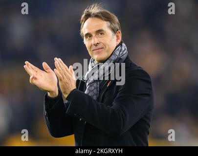 12. November 2022 - Wolverhampton Wanderers / Arsenal - Premier League - Molineux der neue Wolverhampton Wanderers Manager Julen Lopetegui applaudiert den Heimfans vor dem Spiel gegen Arsenal. Bild : Mark Pain / Alamy Live News Stockfoto