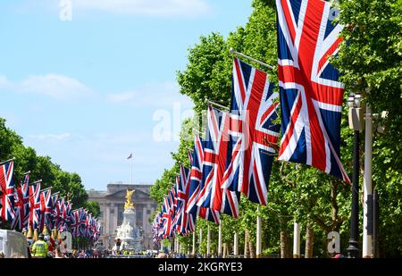 Union-Jack-Flaggen im Einkaufszentrum anlässlich von Queen Elizabeth's Platinum Jubliee, London 2022. Stockfoto