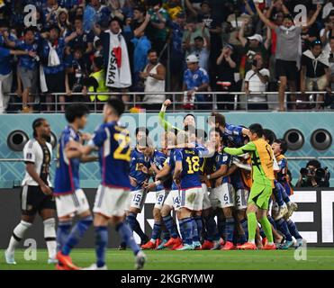 Ar Rayyan, Katar. 23.. November 2022. Fußball: Weltmeisterschaft, Deutschland - Japan, Vorrunde, Gruppe E, Spieltag 1, Chalifa International Stadium, die Spieler Japans jubeln für das 2:1. Tor. Kredit: Federico Gambarini/dpa/Alamy Live News Stockfoto