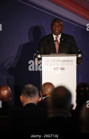 Präsident Cyril Ramaphosa aus Südafrika sprach im Rahmen seines Staatsbesuchs im Vereinigten Königreich auf einem Business Forum UK - South Africa im Lancaster House in London. Bilddatum: Mittwoch, 23. November 2022. Stockfoto