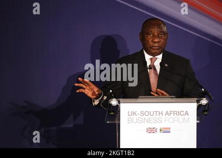 Präsident Cyril Ramaphosa aus Südafrika sprach im Rahmen seines Staatsbesuchs im Vereinigten Königreich auf einem Business Forum UK - South Africa im Lancaster House in London. Bilddatum: Mittwoch, 23. November 2022. Stockfoto