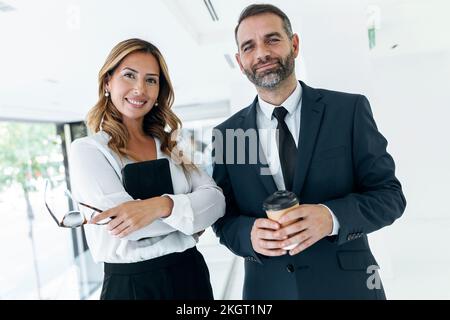 Glückliche Geschäftskollegen im Amt Stockfoto