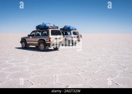 Geländefahrzeuge auf dem Salar de Uyuni (Uyuni Salz flach), Potosi Department, Bolivien Stockfoto