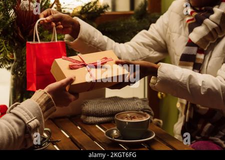 Frauen tauschen Weihnachten Geschenke aus Stockfoto
