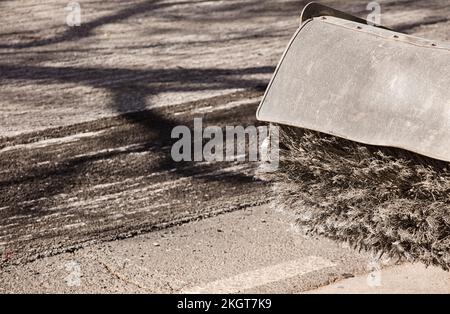 Asphalt, der sich auf der Straße für die Reparatur von Bürgersteigen ablagert Stockfoto