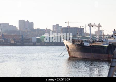 Der beeindruckende Bug eines сargo-Schiffs befindet sich im Trockendock der Werft im Hafen wladiwostok Stockfoto