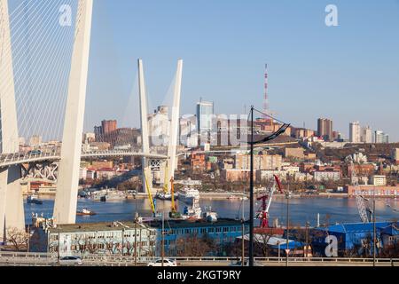 Wladiwostok, Russland - 11.03.2022: Blick auf die Goldene Brücke über der Bucht des Goldenen Horns von Wladiwostok Stockfoto
