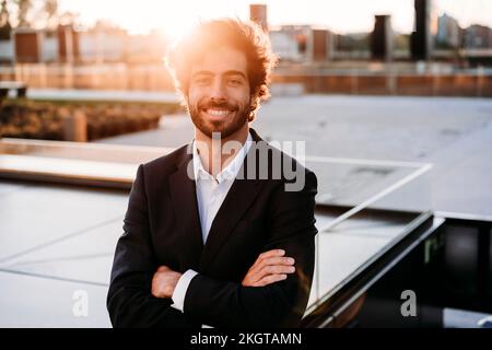 Gut aussehend Geschäftsmann mit verschränkten Armen Stockfoto