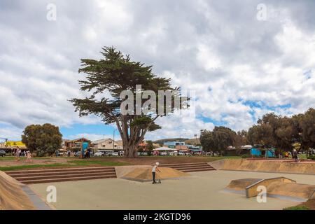 Apollo Bay Skatepark, ein auf Beton spezialisierter Straßenpark mit mehreren grundlegenden Hindernissen in Victoria, Australien. Stockfoto