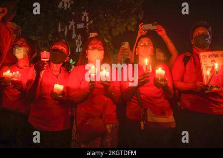 Antipolo, Philippinen, 23/11/2022, katholische Marienchristen halten während der Begehung des Roten Mittwoch brennende Kerzen. Ein jährliches Gedenken und Gedenken an Christen, die leiden und wegen ihres Glaubens verfolgt werden, der Rote Mittwoch wurde 2016 mit Hilfe der Kirche in Not ins Leben gerufen - Großbritannien im Jahr, und eine Reihe von Diözesen auf den Philippinen nahmen 2017 an der Kampagne Teil. Das Thema dieses Jahres ist „Selessed are the Verfolgte“, Kredit: SOPA Images Limited/Alamy Live News Stockfoto