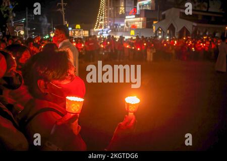 Antipolo, Philippinen, 23/11/2022, katholische Marienchristen halten während der Begehung des Roten Mittwoch brennende Kerzen. Ein jährliches Gedenken und Gedenken an Christen, die leiden und wegen ihres Glaubens verfolgt werden, der Rote Mittwoch wurde 2016 mit Hilfe der Kirche in Not ins Leben gerufen - Großbritannien im Jahr, und eine Reihe von Diözesen auf den Philippinen nahmen 2017 an der Kampagne Teil. Das Thema dieses Jahres ist „Selessed are the Verfolgte“, Kredit: SOPA Images Limited/Alamy Live News Stockfoto