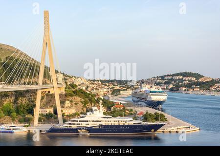 Franjo Tuđman Brücke und Dubrovnik Kreuzfahrthafen, Dubrovnik, Republik Kroatien Stockfoto