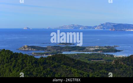 Archipel des Embiez von der Kapelle ND du Mai La Seyne sur Mer. Mit Calanques von Marseille im Hintergrund Stockfoto