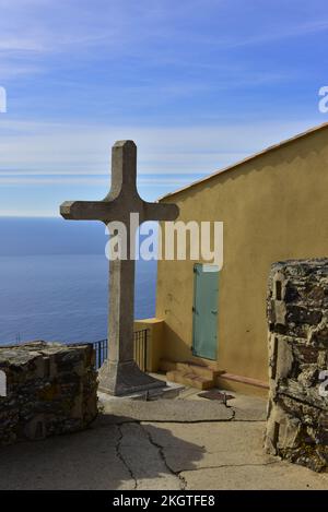 Kreuzung der Kapelle ND du Mai du Cap Sicié in La Seyne sur Mer mit dem mittelmeer im Hintergrund Stockfoto