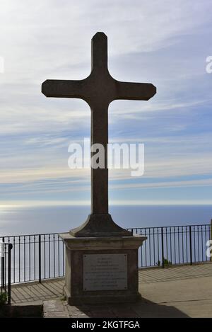 Kreuzung der Kapelle ND du Mai du Cap Sicié in La Seyne sur Mer mit dem mittelmeer im Hintergrund Stockfoto