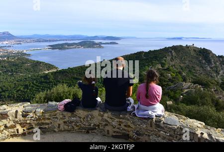 Vater und seine Töchter in der Kapelle ND du Mai im Cap Sicié La Seyne sur Mer mit dem Hafen von Toulon im Hintergrund Stockfoto