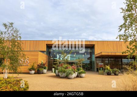 Mit Lärchenholz verkleidet das Welcome Building von RHS Garden Bridgewater, in der Nähe von Manchester. Stockfoto