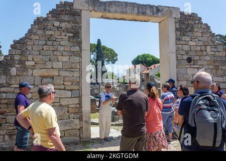 Reiseleiter mit Gruppe am Eingangstor zur frühen christlichen Basilika und zum Museum, der antiken Stadt Salona, Solin, Split-Dalmatien County, Kroatien Stockfoto