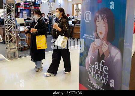 Seoul, Südkorea. 23.. November 2022. Besucher der Seoul International Cafe Show 2022 in Seoul, Südkorea, 23. November 2022. Die Seoul International Cafe Show 2022 begann am Mittwoch in Seoul. Kredit: Wang Yiliang/Xinhua/Alamy Live News Stockfoto