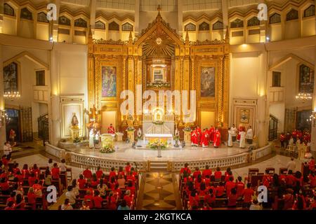 Feierliche Messe im Inneren der Kathedrale während der Feier am Roten Mittwoch. Ein jährliches Gedenken und Gedenken an Christen, die leiden und wegen ihres Glaubens verfolgt werden, der Rote Mittwoch wurde 2016 mit Hilfe der Kirche in Not ins Leben gerufen - Großbritannien im Jahr, und eine Reihe von Diözesen auf den Philippinen nahmen 2017 an der Kampagne Teil. Das diesjährige Thema ist „Selessed are the Foluted“, der Internationale Schrein unserer Lieben Frau des Friedens und der guten Reise in Antipolo City leitet die Hauptfeier des diesjährigen Roten Mittwoch auf den Philippinen. (Foto: Ryan Eduard Benaid/SOPA Images/Sipa USA) Stockfoto