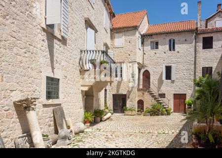 Innenhof des Trogir City Museum (Muzej Grada Trogira), Kula Sv.Marka, Altstadt, Trogir, Split-Dalmatia County, Kroatien Stockfoto