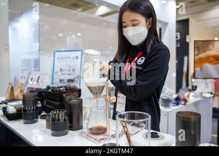 Seoul, Südkorea. 23.. November 2022. Ein Aussteller macht Kaffee während der Seoul International Cafe Show 2022 in Seoul, Südkorea, 23. November 2022. Die Seoul International Cafe Show 2022 begann am Mittwoch in Seoul. Kredit: Wang Yiliang/Xinhua/Alamy Live News Stockfoto