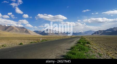 Malerischer Blick auf die Berglandschaft des Pamir Highway in der Nähe des hoch gelegenen Karakul-Sees, des Stadtteils Murghab, Gorno-Badakshan, Tadschikistan Stockfoto