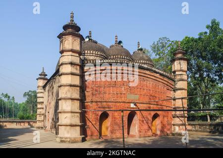 Blick auf die wunderschöne Terrakotta-Fassade des antiken Atiya oder der Atia-Moschee im Tangail-Viertel, Bangladesch Stockfoto