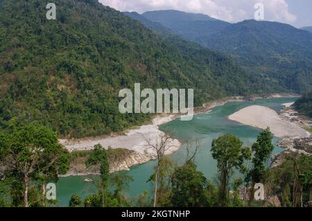 Malerischer Landschaftsblick auf das Siang- oder Siyom-Tal in den bewaldeten Bergen von Arunachal Pradesh, Indien Stockfoto