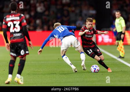 Sydney, Australien. 23.. November 2022. SYDNEY, AUSTRALIEN - NOVEMBER 23: Anthony Gordon von Everton tritt mit Daniel Wilmering von Wanderers während des Spiels zwischen Everton und Wanderers im CommBank Stadium Credit: IOIO IMAGES/Alamy Live News um den Ball an Stockfoto