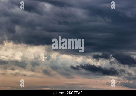 Am Blue Ridge Parkway hängen wütende Wolken schwer am Himmel. Stockfoto