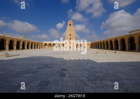 Fassade der antiken Großen Moschee und Sonnenuhr in Kairouan vor blauem Himmel. Moschee von Uqba. UNESCO-Weltkulturerbe Tunesien, Nordafrika: Stockfoto
