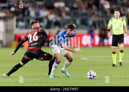 Sydney, Australien. 23.. November 2022. SYDNEY, AUSTRALIEN - NOVEMBER 23: Brandon Borrello von Wanderers tritt mit Tom Cannon von Everton während des Spiels zwischen Everton und Wanderers im CommBank Stadium Credit: IOIO IMAGES/Alamy Live News um den Ball an Stockfoto