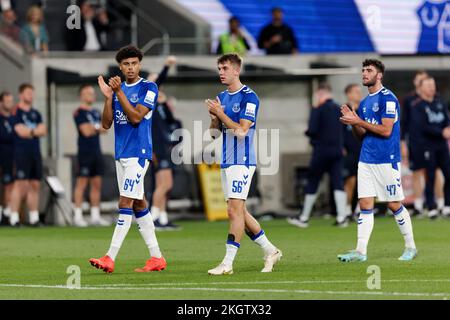 Sydney, Australien. 23.. November 2022. SYDNEY, AUSTRALIEN - 23. NOVEMBER: Die Spieler des Everton FC danken ihren Fans nach dem Spiel zwischen Everton und Wanderers im CommBank Stadium am 23. November 2022 in Sydney, Australien. Gutschrift: IOIO IMAGES/Alamy Live News Stockfoto