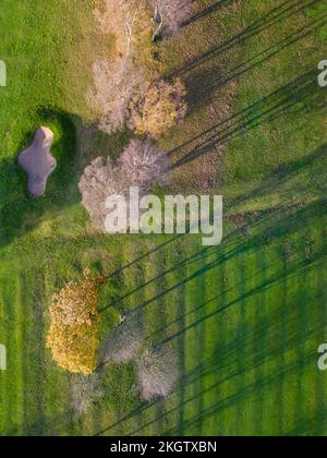 Leeds, Großbritannien. 23.. November 2022. Wetter in Großbritannien: Die Wintersonne wirft lange Schatten über den Golfplatz Headingley in North Leeds. Ein schöner, sonniger Tag. Kredit: Bradley Taylor / Alamy News Stockfoto