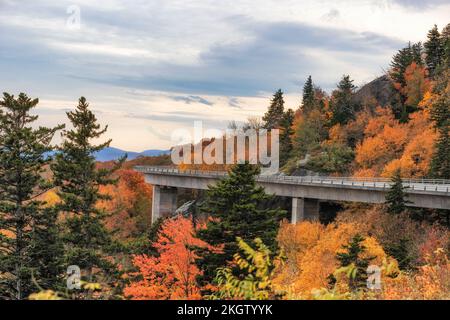 Blick auf das Linn Cove Viaduct unter bewölktem Himmel auf dem Blue Ridge Parkway in North Carolina Stockfoto