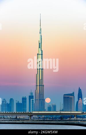 Dubai, Vereinigte Arabische Emirate, 22. April 2016. Burj Al Arab und Vollmond am frühen Morgen, vertikales Bild mit lebhaften Farben Stockfoto