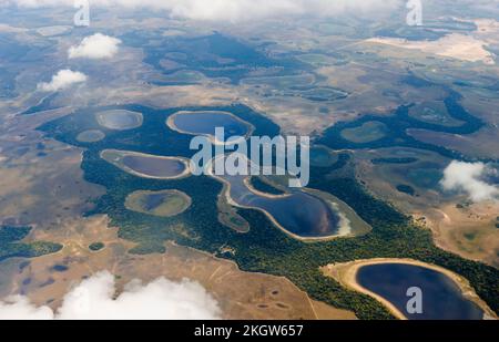 Luftaufnahme der Landschaft und der Seen von Pantanal aus der Vogelperspektive auf einem Flug vom nördlichen zum südlichen Pantanal, Brasilien (Mato Grosso und Mato Grosso do Sul) Stockfoto