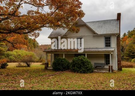 Blue Ridge Mountain Parkway, North Carolina, USA - 16. Oktober 2022: Ein altes Bauernhaus am Parkway. Stockfoto