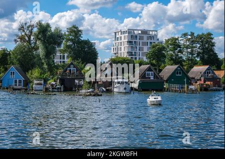 Schwerin, Mecklenburg-Vorpommern, Deutschland - Bootshäuser am Ufer des Ziegeinnensees. In den 1970er Jahren waren einige Abschnitte des Ufers Bollwerk Stockfoto