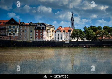 DE - BAYERN: Die alte Kurstadt Bad Toelz entlang der Isar, Oberbayern Stockfoto