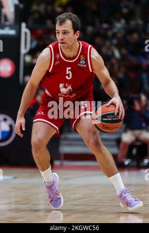 Mailand, Italien. 22.. November 2022. Kevin Pangos #5 von EA7 Emporio Armani Milan in Aktion während des regulären Turniers der EuroLeague von Turkish Airlines in der Runde 9 zwischen EA7 Emporio Armani Milan und Anadolu Efes Istanbul im Mediolanum Forum. Mailand 51 - 80 Efes Istanbul. (Foto: Fabrizio Carabelli/SOPA Images/Sipa USA) Guthaben: SIPA USA/Alamy Live News Stockfoto