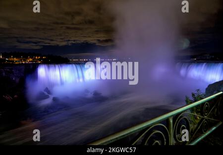 Die beleuchteten Horseshoe-niagarafälle bei Nacht. Kanada Stockfoto