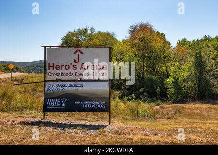 Natural Dam, Arkansas, USA - 28. September 2022: Ein Schild entlang der Autobahn, auf dem die Hero's Arena Crossroads Cowboy Church geworben wird Stockfoto