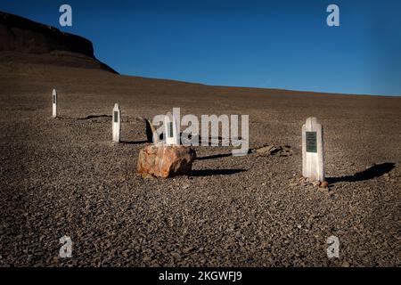 Gräber von Seeleuten aus HMS Erebus, HMS Terror plus Thomas Morgan, offizieller Ermittler, der auf der Suche nach der verlorenen Crew starb), Beechey Island, Nunavut Stockfoto